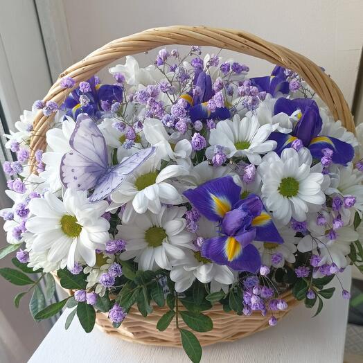 Корзина с ирисами и хризантемами