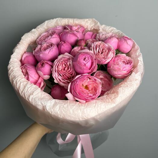 Bouquet of peony-shaped bush roses