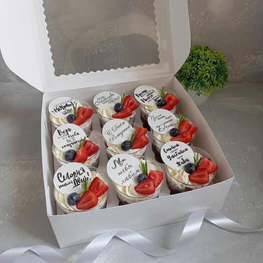 Трайфлы с пожеланиями и ягодами