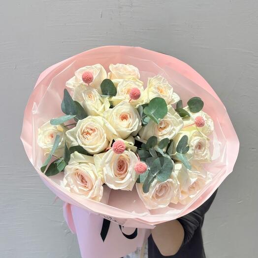 Нежный букет из пионовидных роз сорта охара