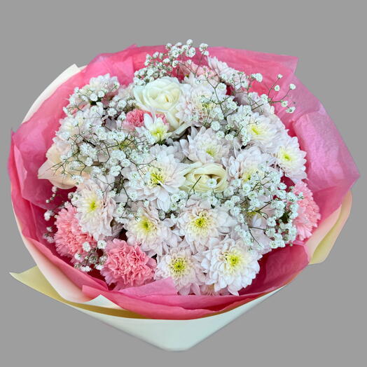 Buquê com margaridas, gipsofila e cravos