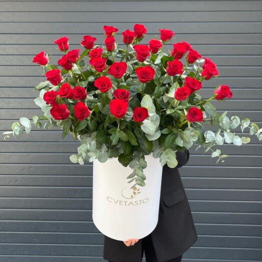 Высокие красные розы в коробке с эвкалиптом