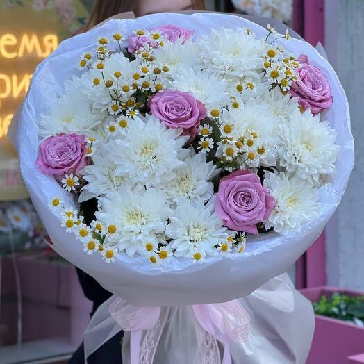 Букет «ирония» из роз, ромашек и хризантем