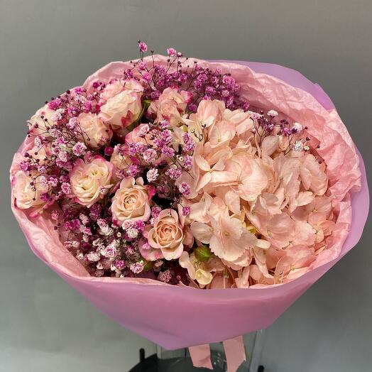 Букет из гортензии, кустовых роз и гипсофилы в розовых оттенках