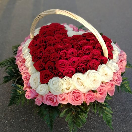 Bouquet of 101 roses in the basket
