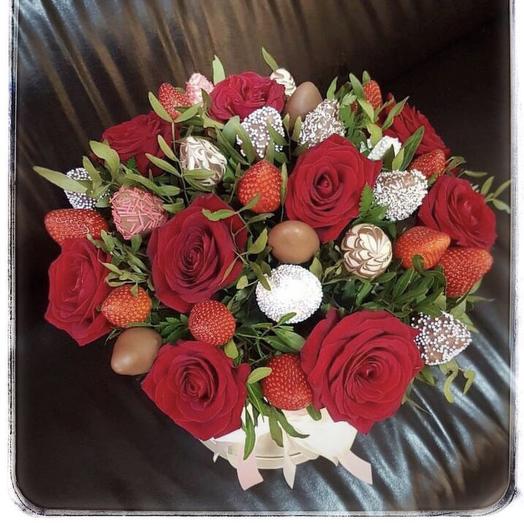 Клубника и розы в шляпной коробке