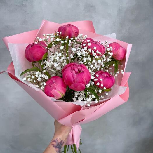 Коралловые пионы с гипсофилой