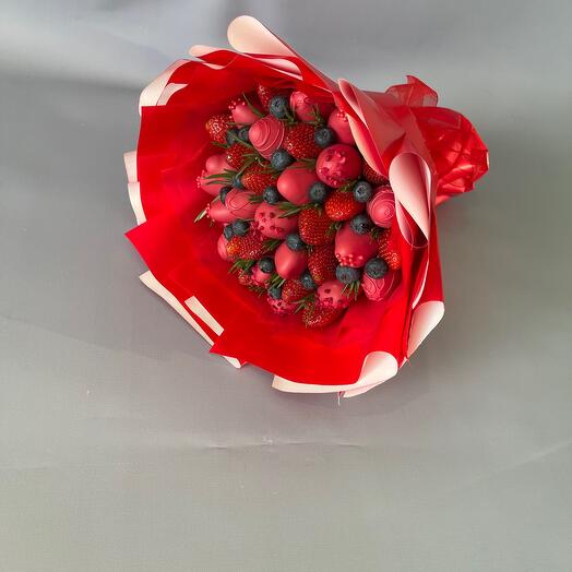ramo rojo brillante de fresas cubiertas de chocolate