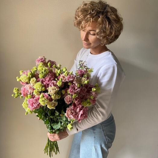 Monobucket made of elegant eustoma