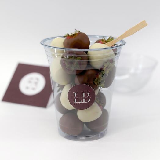 Стакан с клубникой в шоколаде большой