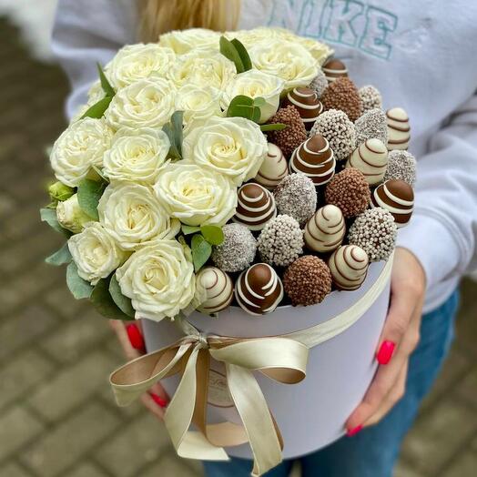 Бокс 20 White choco - клубника в шоколаде и кустовая роза
