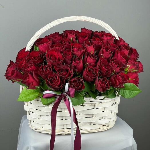 Корзина из 75 розы Мадам Рэд