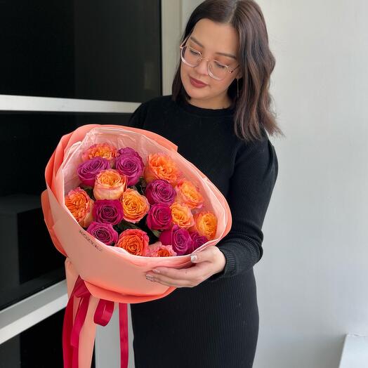 Букет из 19 роз в фирменной упаковке