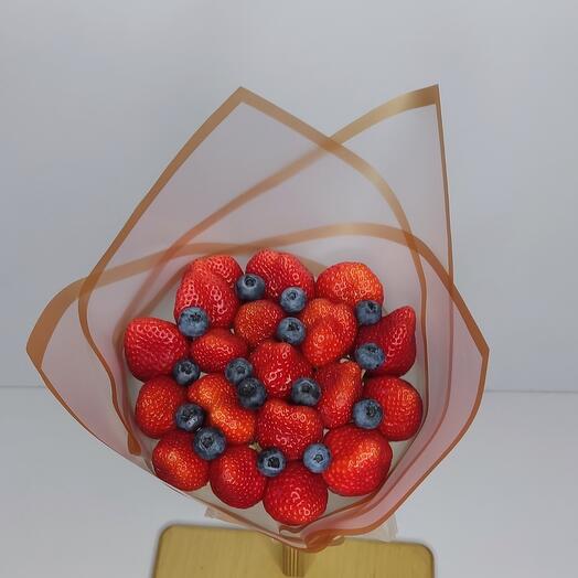 Букет из клубники( не крупная клубника по сезону), номер 1