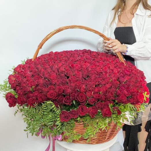 Корзина с розами