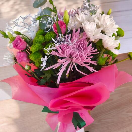 Ramo de Flores Variadas con Toques Rosados y Blancos