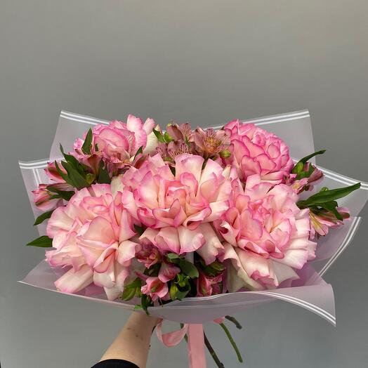 Роза 5 штук с альстромерией в дизайнерской  упаковке