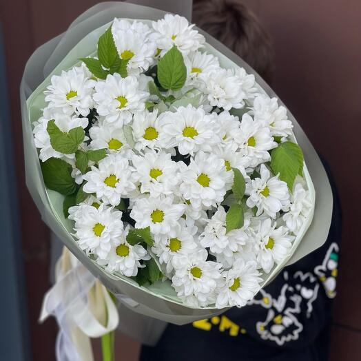 Букет кустовых,ромашковых хризантем с ветками малины