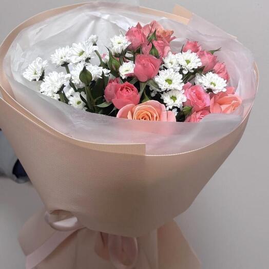 Букет «Весенняя свежесть» с кремовыми и розовыми розами – Нежный подарок из свежих цветов