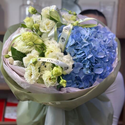 Сочетание лизиантусов и гортензии