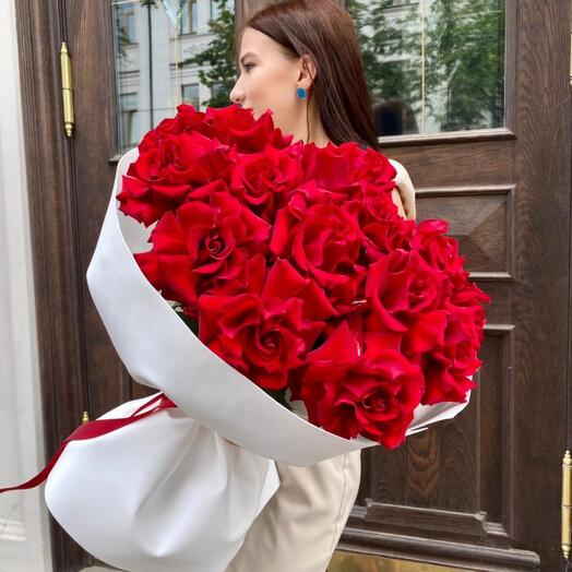 Букет ажурных алых роз