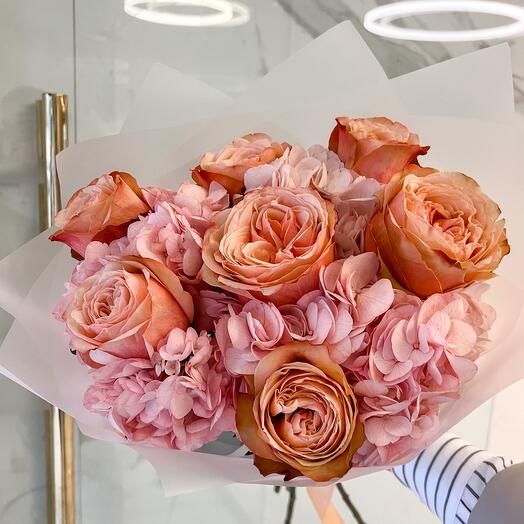 Ramo con hortensias y rosas en forma de peonía en rosa