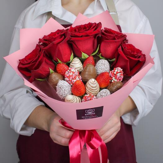 Букет из клубники в шоколаде и цветов Любовное послание
