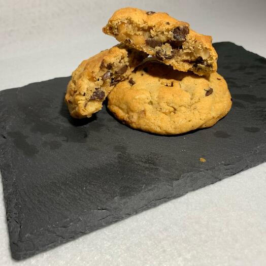 Chocolate chips and nuts cookies 12 pcs