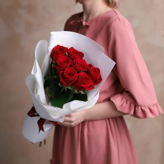 Ramo de 7 rosas rojas en paquete blanco