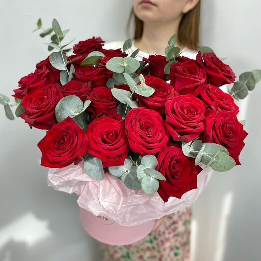 Коробочка с 25 красными розами и эвкалиптом