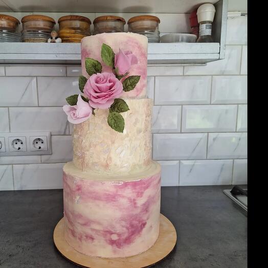 Pastel de tres niveles con rosa de azúcar