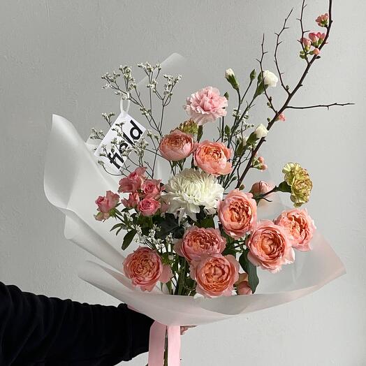 HANA-AKARI креативный букет c цветущей веткой айвы и премиальными розами