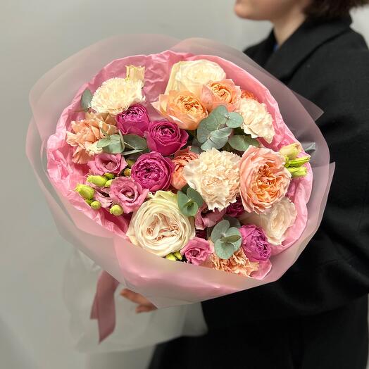 Fragrant bouquet with peony-shaped roses