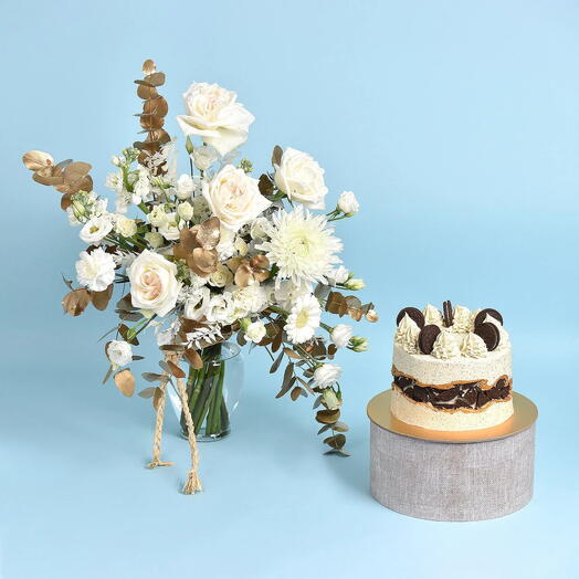 Delectable Oreo Cake With Flowers