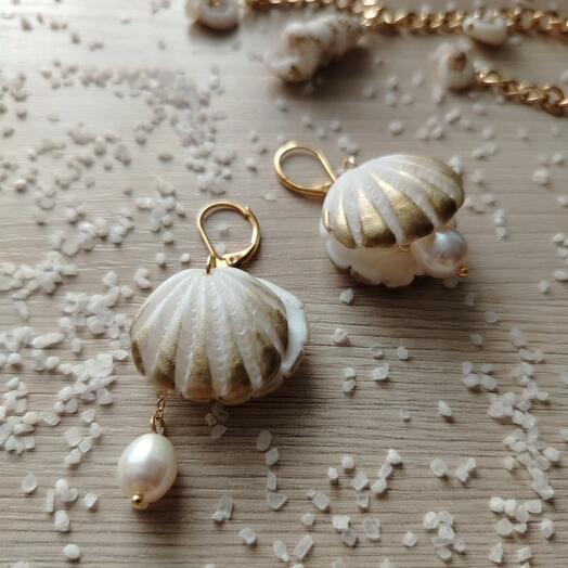 Серьги-ракушки бело-золотистые из полимерной глины
