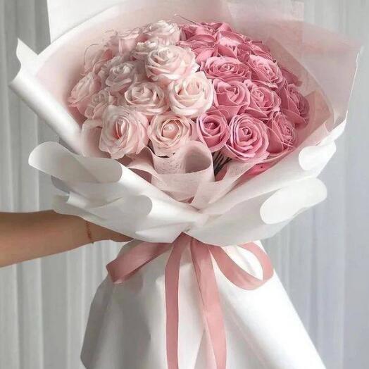 Bouquet of assorted pink roses