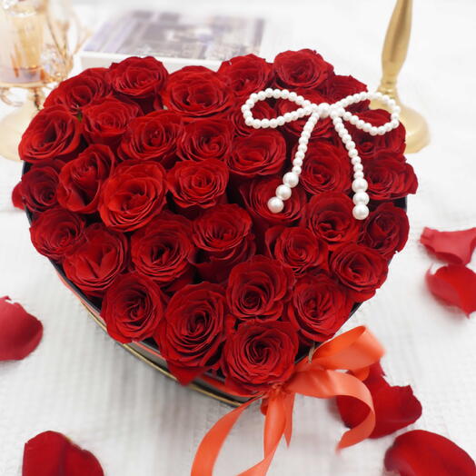 31 Premium Red Roses in Heart Box