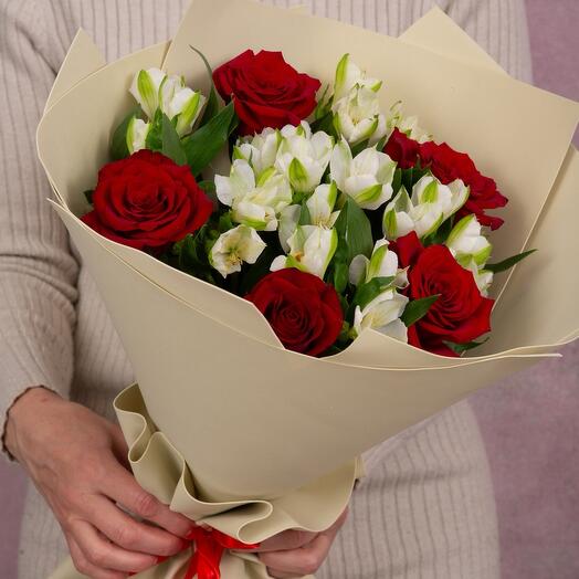 Red Букет из красных роз и альстремерий