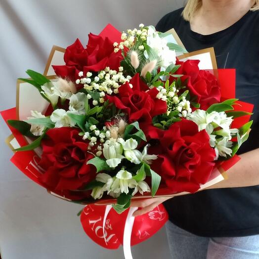 Авторский букет с розами и альстромериями в упаковке