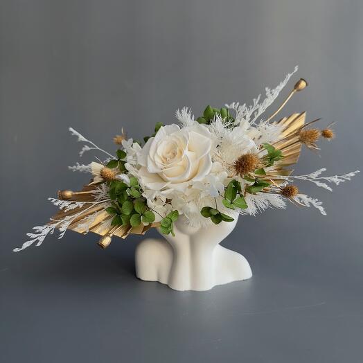 Композиция из стабилизированных цветов и сухоцветов «Леди в золотом»