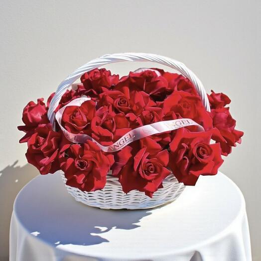 Красные розы в корзине