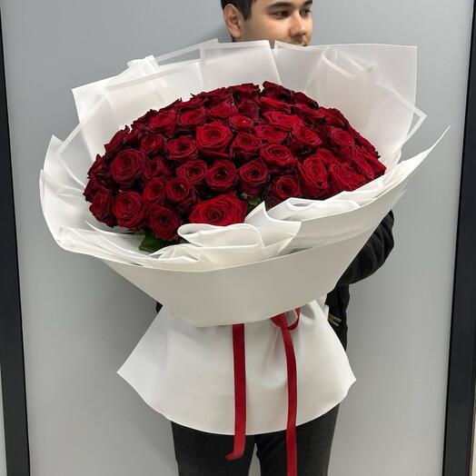 51 красная Роза в пышном белом оформлении (D075)