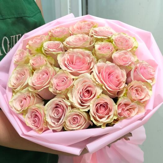 Розовые розы