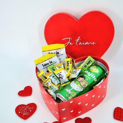 Съедобная Валентинка со сладостями love is и газировкой