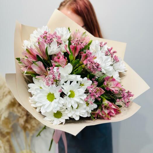 Букет ромашки, розовые альстромерии и лимониум (02010038)