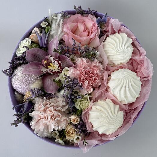 Цветы в коробке с зефиром Зефирус