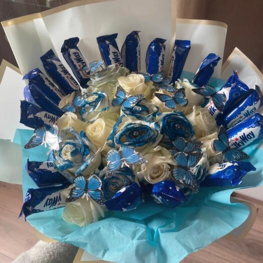 Bouquet de rose bleu et blanche eternelle avec du chocolat