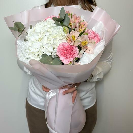 Ramo de hortensias, alstroemeria y dianthus