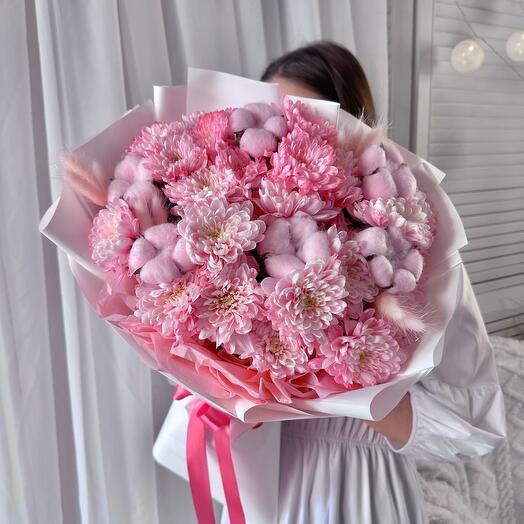 Авторский букет: розовая хризантема, натуральный хлопок и лагурус🌸