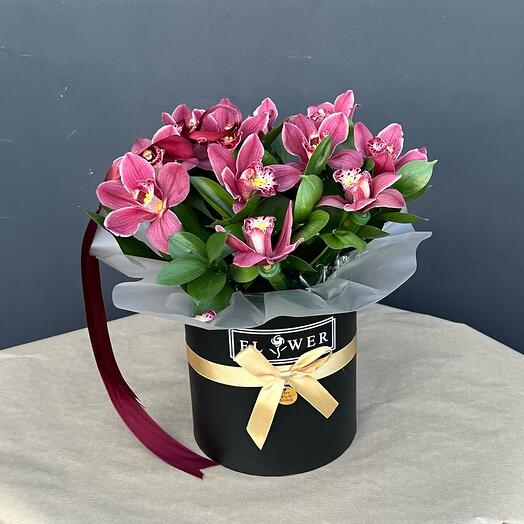 Цветы в коробке из фиолетовых орхидей💜